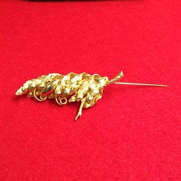 Gold Tone Metal Floral Brooch multiple layers leaves seed pods and curling vines - Picture 3 of 7